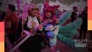 Público e cosplayers em um evento de cultura pop inspirado em animes, com palco e atrações do Anime Summit 2026 no Museu Nacional da República