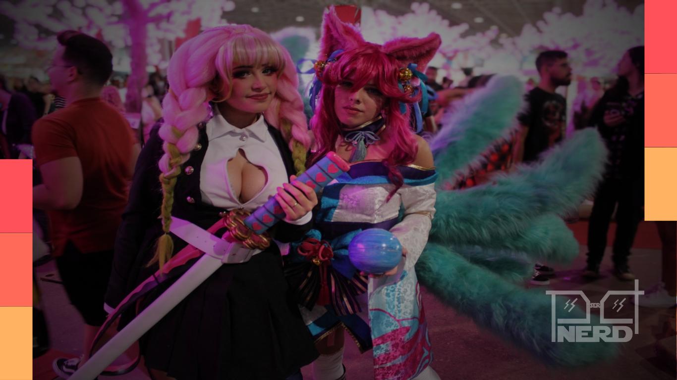 Público e cosplayers em um evento de cultura pop inspirado em animes, com palco e atrações do Anime Summit 2026 no Museu Nacional da República