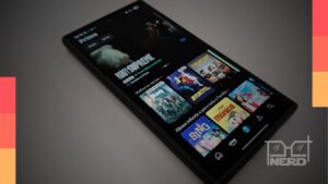 Celular com o app do Prime Video mostrando o feed de clipes curtos “Clips” com trechos de filmes e séries