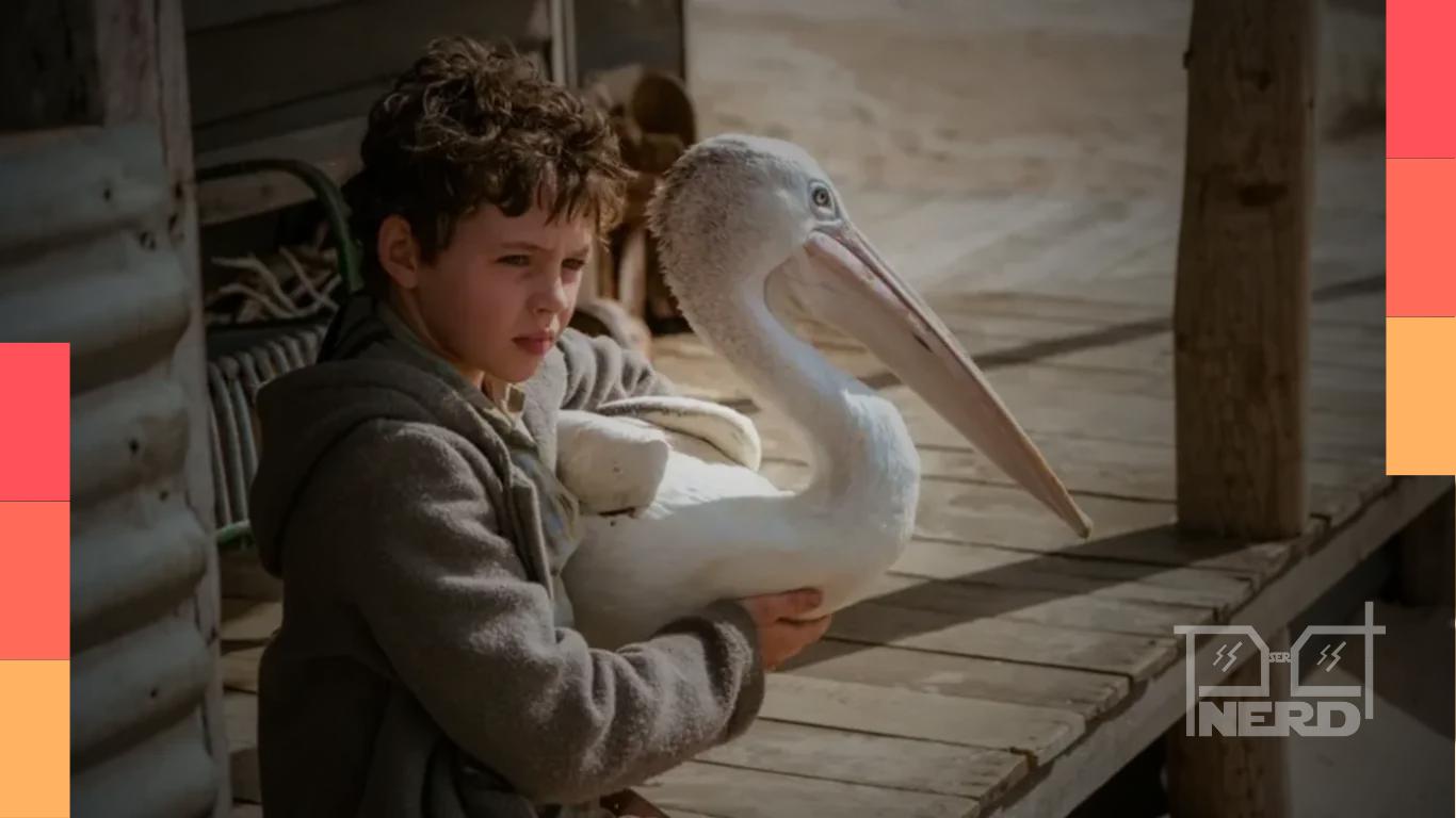 Homem e pelicano em cena do filme Amigos Para Sempre, exibido na Sessão da Tarde às 15h30 na TV Globo