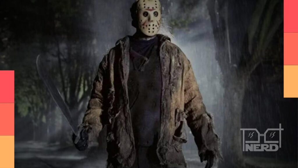 Jason Voorhees em clima sombrio no lago Crystal Lake, com Pamela Voorhees ao fundo em tom anos 70