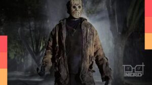 Jason Voorhees em clima sombrio no lago Crystal Lake, com Pamela Voorhees ao fundo em tom anos 70