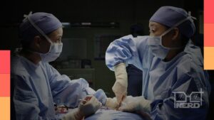 Médicos e equipe preparando cena hospitalar com orientação de consultoria médica em séries