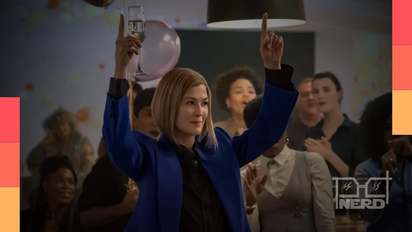 Cena promocional de Primeiro as Damas, com Sacha Baron Cohen e Rosamund Pike em clima de sátira sobre poder no escritório