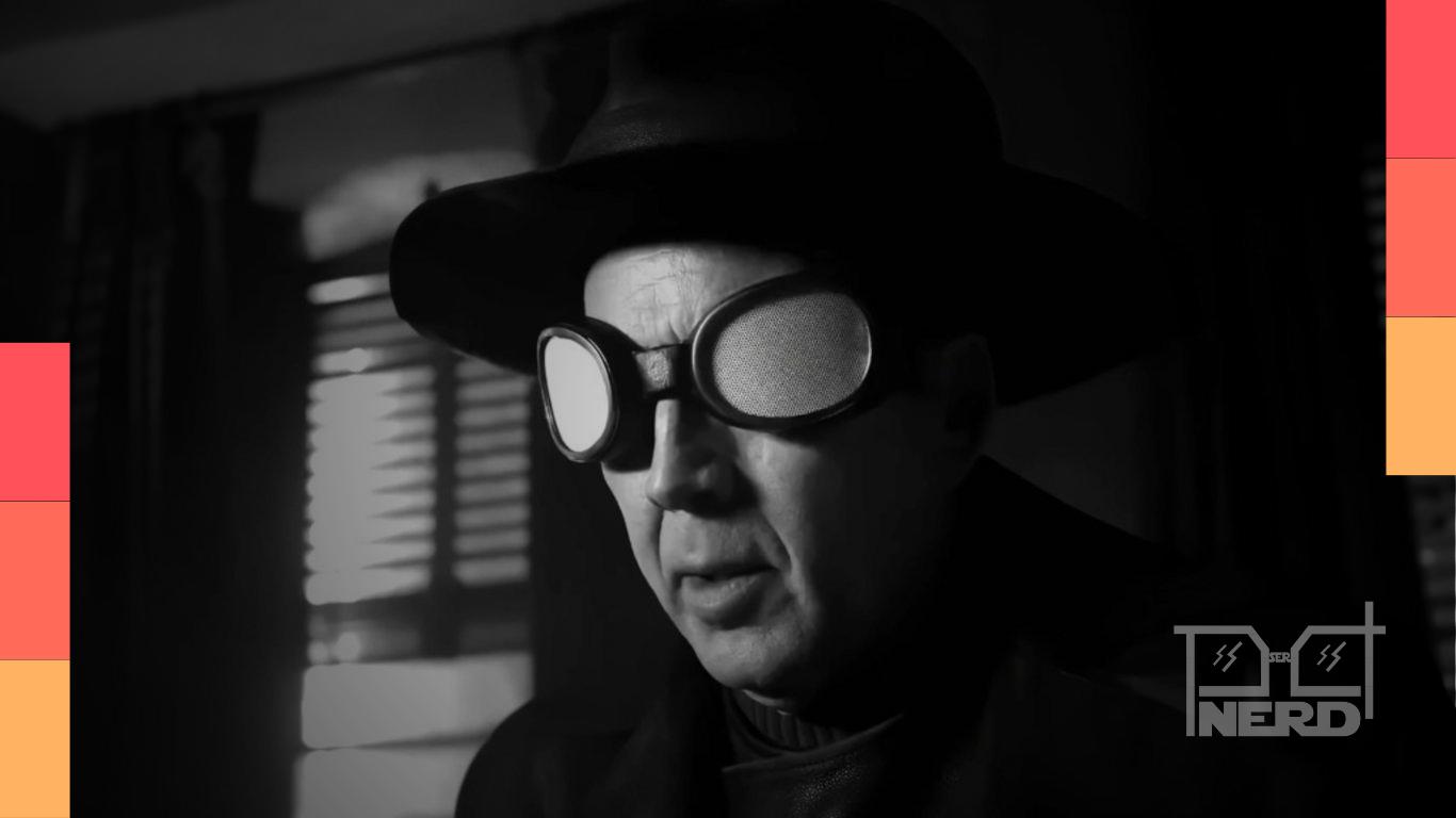 Spider-Noir em estilo noir ao lado de um símbolo do MCU e do Homem-Aranha, indicando que a série do Prime Video segue separada