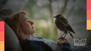 Sam Bloom com o pássaro Penguin Bloom em um momento de cuidado e esperança