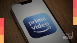 Celular exibindo o recurso Prime Video Clips com feed vertical de vídeos curtos