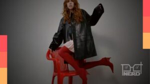 Carly Rae Jepsen com o conceito Day and Night, indicando duas metades: orgânica e dance pop