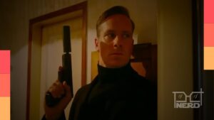 Cena promocional de Citizen Vigilante com Armie Hammer e referência ao banimento na Alemanha pela FSK