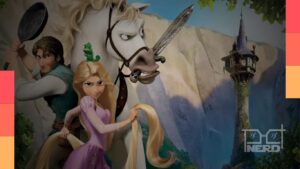 Foto de bastidores do live-action de Enrolados mostrando a torre de Rapunzel em construção na Espanha