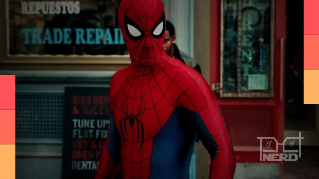 Homem-Aranha usando o novo uniforme em cena promocional de Homem-Aranha: Um Novo Dia