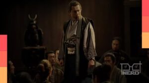 Homem samurai no Japão feudal diante de uma figura em posição de prisioneiro em atmosfera sombria, representando Kokurojo