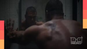 Alan Ritchson em cena de ação do filme Motor City, com clima de vingança contra um gângster