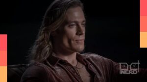 Lestat de Lioncourt em clima dramático, com Nicolas e Magnus ao fundo, em imagens inéditas de O Vampiro Lestat