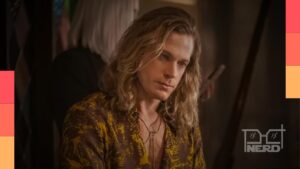 Cena promocional de O Vampiro Lestat, de Entrevista Com o Vampiro, com foco no Lestat