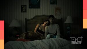 Cena de suspense de Obsessão com a protagonista Nikki em clima sombrio, sugerindo final alternativo e possibilidades de sequência