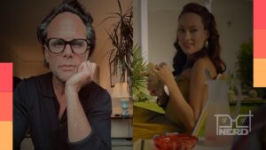 Olivia Wilde relatando que quase foi pisoteada por cavalos durante Cowboys & Aliens e que Walton Goggins a salvou