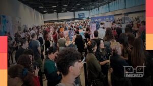 Pessoas em evento de anime e mangá com trajes de cosplay e palco de lipsync na Poc Con 2026