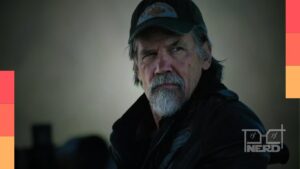Josh Brolin em set discutindo com a produção durante gravações de Ponto Sem Retorno