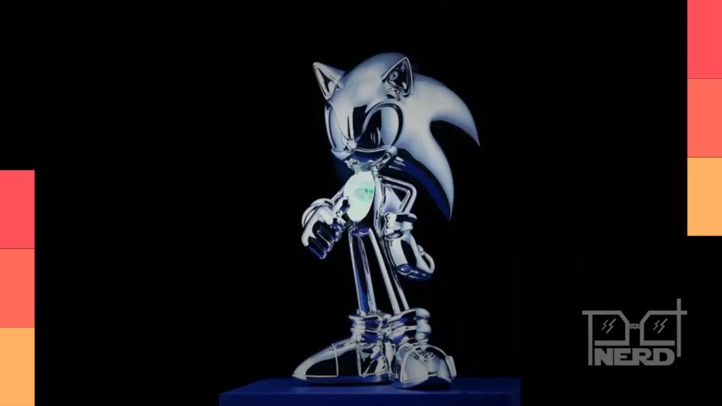 Estátua em tamanho real de Sonic the Hedgehog com uma Esmeralda do Caos no peito e cápsula central