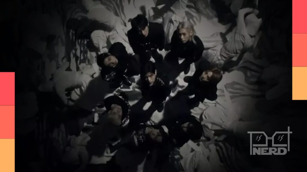 Stray Kids em destaque anunciando comeback THIS & THAT e a música RUN IT