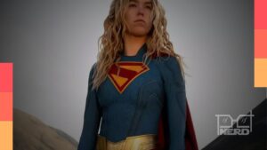 Milly Alcock como Supergirl em cena do filme, com destaque para a marca no Rotten Tomatoes