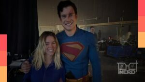 Milly Alcock como Supergirl conversando com Clark Kent em preparação para Superman: Homem do Amanhã