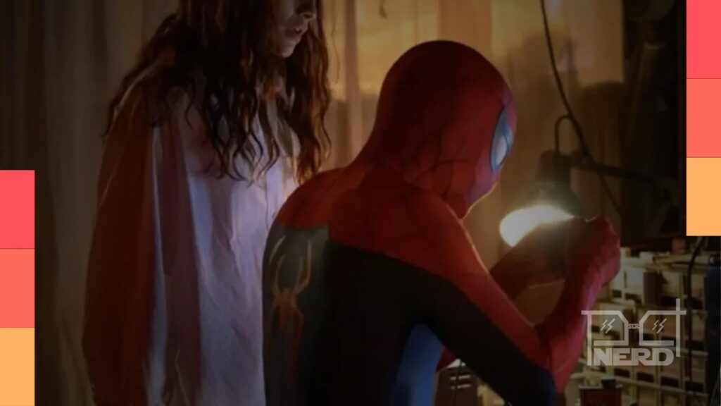 Tom Holland em traje de Homem-Aranha competindo em um concurso com Zendaya como jurada