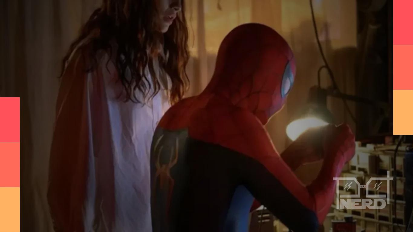 Tom Holland em traje de Homem-Aranha competindo em um concurso com Zendaya como jurada