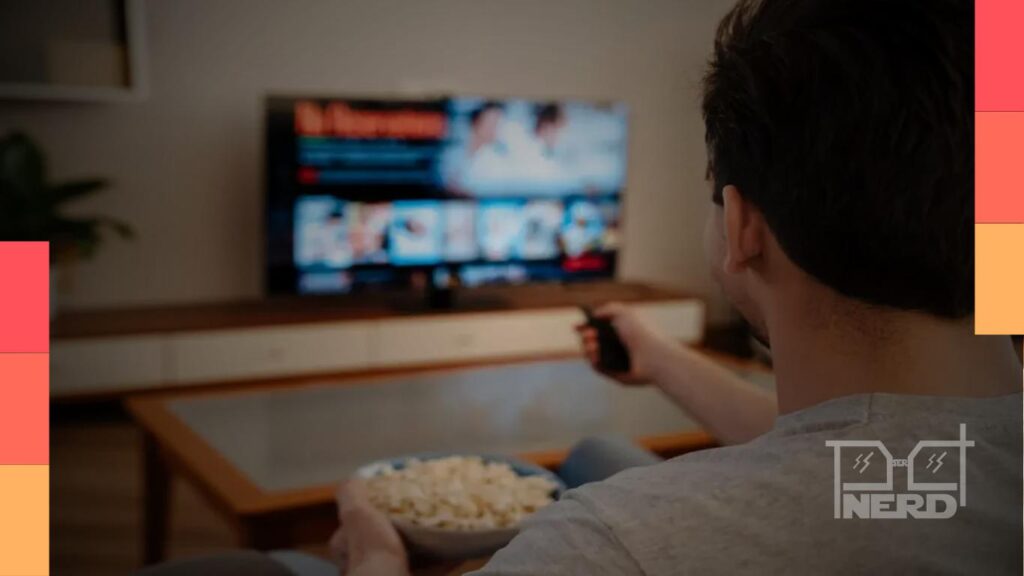 Pessoa assistindo filmes em streaming em casa com TV 4K e som imersivo