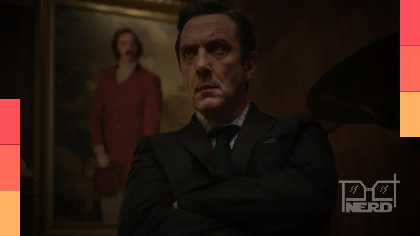 Peter Serafinowicz interpretando Pirraça, o poltergeist travesso de Hogwarts, na série de Harry Potter da HBO.