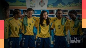 Alice Carvalho caracterizada como Marta Vieira da Silva com uniforme da Seleção Brasileira durante gravações