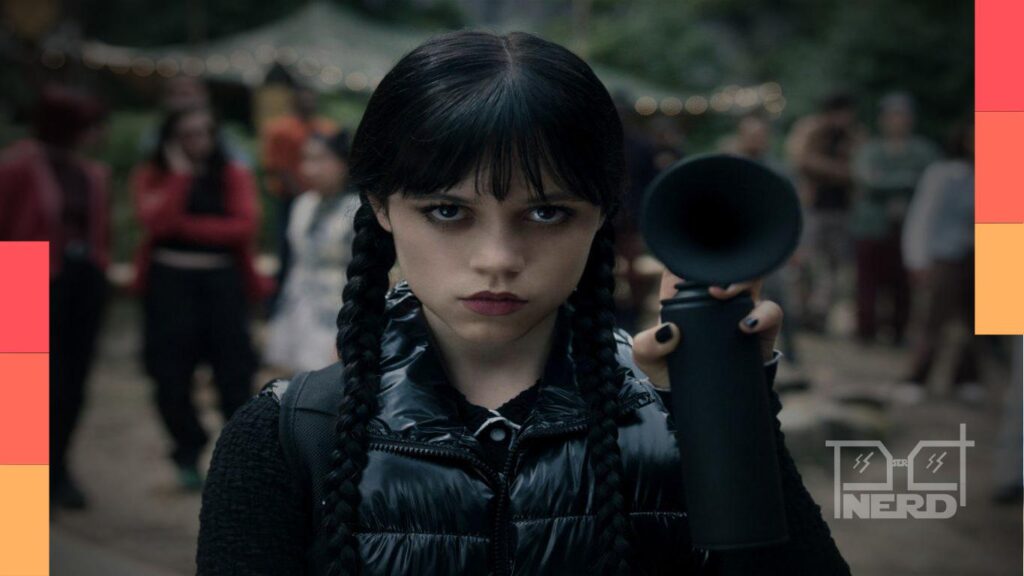 Celular exibindo alerta falso com a palavra misantropia e, ao fundo, referências de filmes e séries