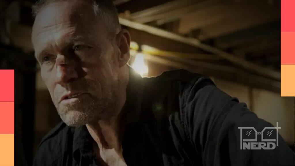 Michael Rooker em cena, ao lado de referências a corridas da Nascar e elenco de Thunder Road