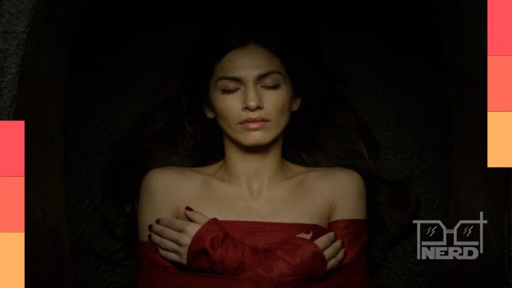 Elodie Yung em cena, caracterizada como Elektra, em Demolidor: Renascido no Disney+