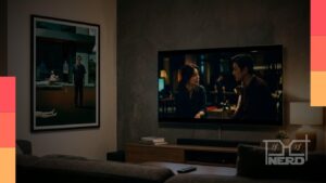 Tela de TV exibindo pôster de série inspirada em filme, simbolizando filmes virando séries no streaming