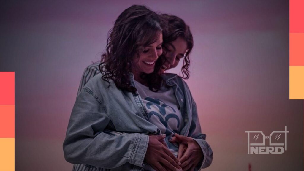 Bruna Marquezine e Alanis Guillen abraçadas em foto de divulgação da 2ª temporada de Amor da Minha Vida