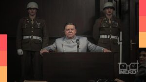 Russell Crowe como Hermann Göring e Rami Malek como Douglas Kelley no filme Nuremberg, no Prime Video