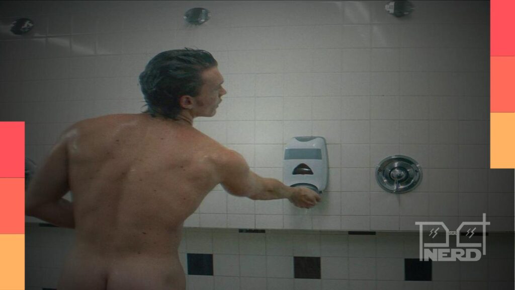 Cena em que personagens aparecem em clima de romance e tensão, destacando a repercussão da nudez masculina em Rivalidade Ardente