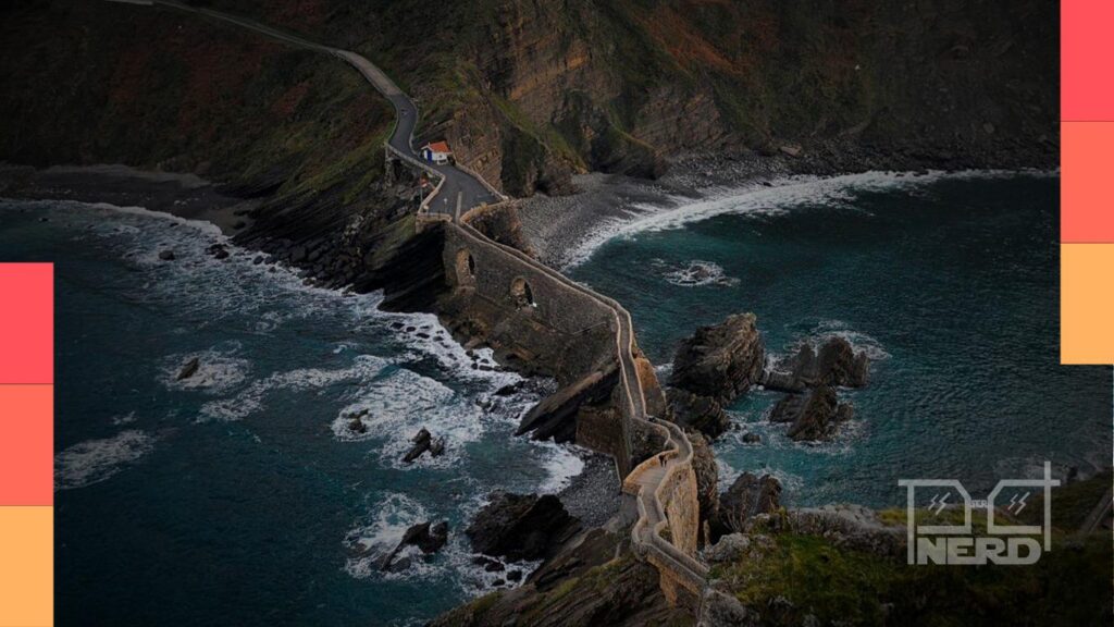 Foto de uma paisagem costeira da Grécia ao lado do cenário medieval de uma cidade espanhola, simbolizando viagens inspiradas em séries e filmes em 2026.