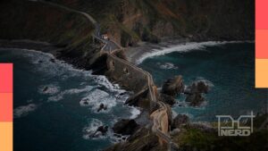 Foto de uma paisagem costeira da Grécia ao lado do cenário medieval de uma cidade espanhola, simbolizando viagens inspiradas em séries e filmes em 2026.