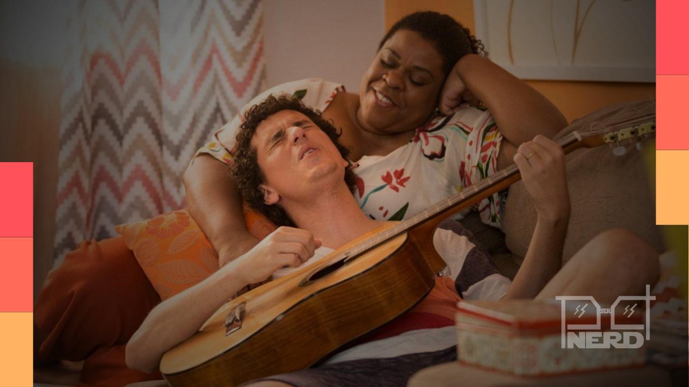 Cena de comédia com casal em festa de casamento desastrada em Juntos e Enrolados