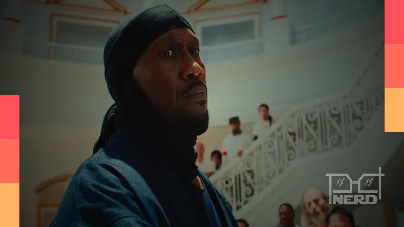 Mahershala Ali em cena do trailer de Your Mother Your Mother Your Mother, com clima de ação e drama familiar