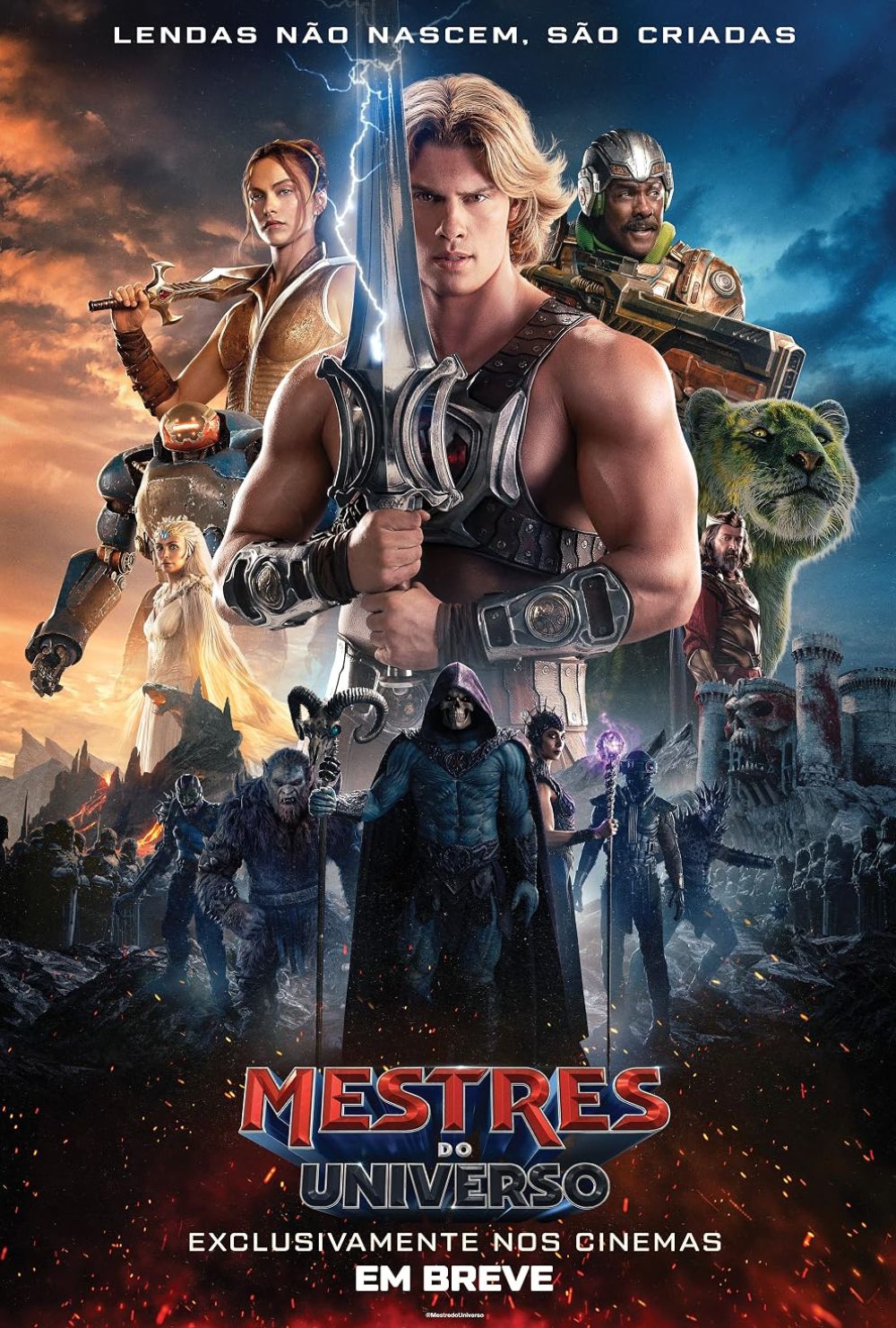alternativo da imagem: He-Man empunhando a Espada do Poder brilhante no alto em meio a um cenário de batalha em Mestres do Universo.