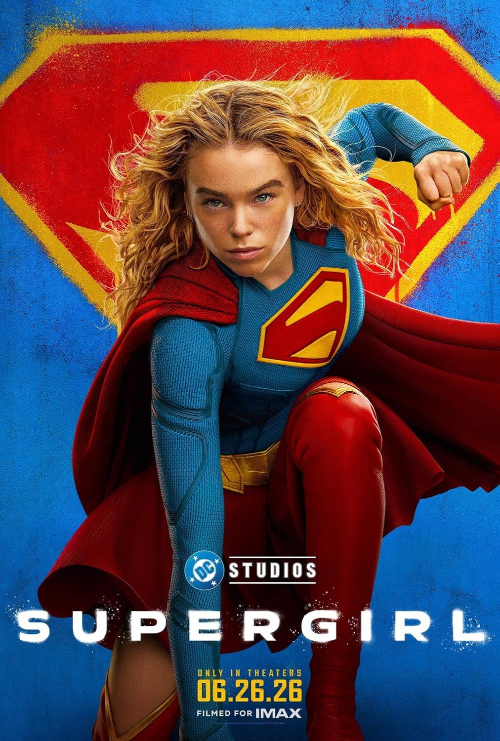 Milly Alcock vestindo o traje clássico de Supergirl encarando o mercenário Lobo, interpretado por Jason Momoa, em uma cena espacial do filme.