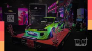 Carros de drift em ativação do Anime Friends 2026 com temática Tokyo Drift em São Paulo