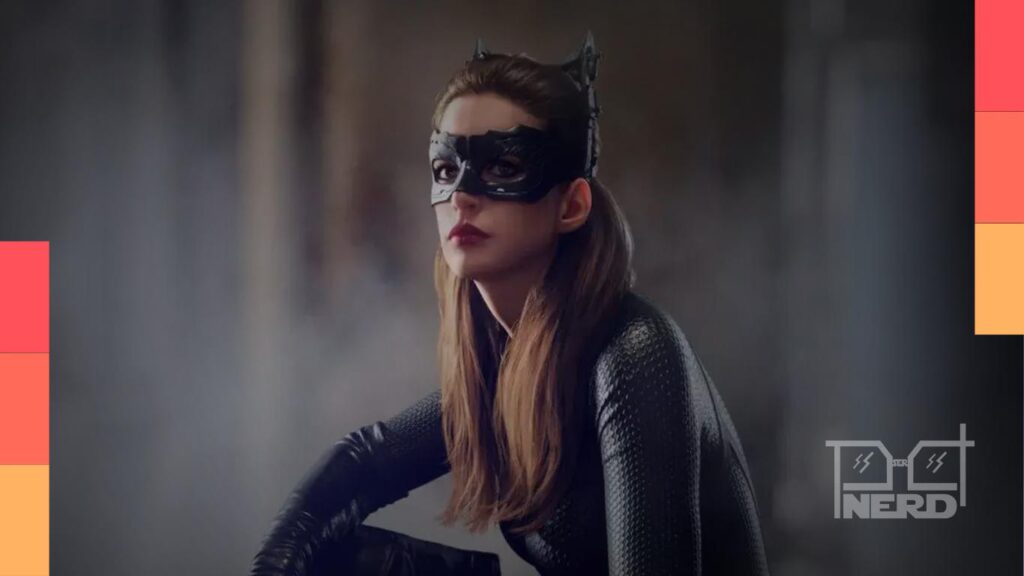 Anne Hathaway em bastidores contando que achou que faria Arlequina, mas foi escalada como Mulher-Gato em Batman: O Cavaleiro das Trevas Ressurge