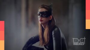 Anne Hathaway em bastidores contando que achou que faria Arlequina, mas foi escalada como Mulher-Gato em Batman: O Cavaleiro das Trevas Ressurge