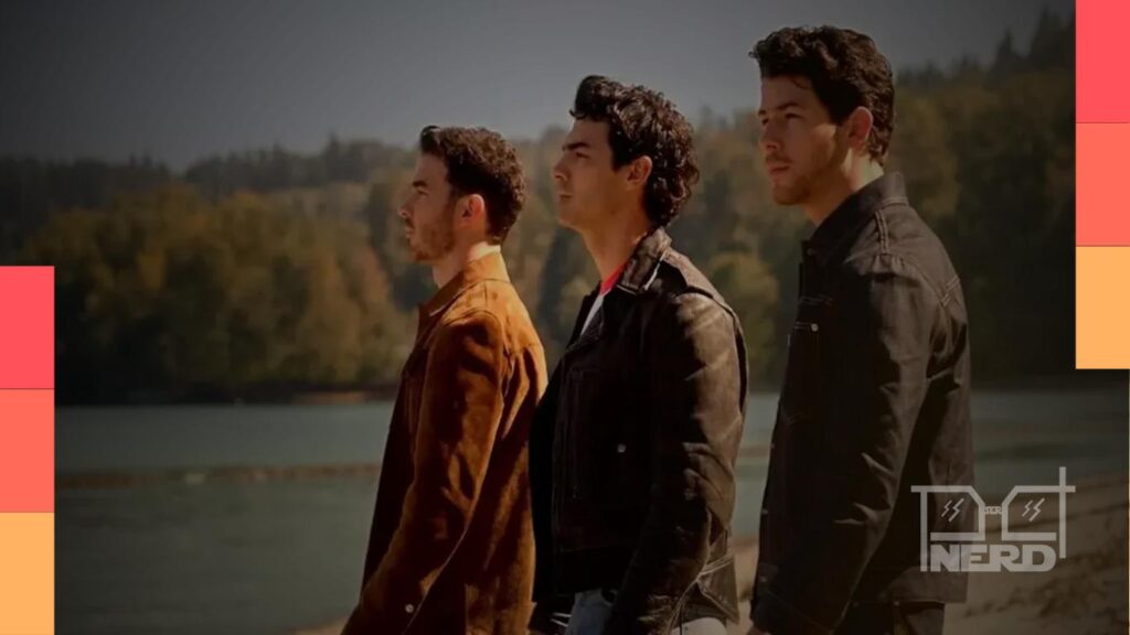 Pôster de Camp Rock 3 com Joe, Nick e Kevin Jonas e personagens da nova geração tocando instrumentos