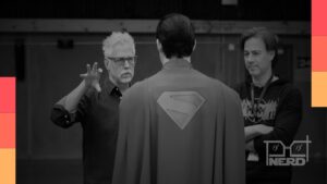 James Gunn e Peter Safran em imagem promocional, com referência à DC Studios